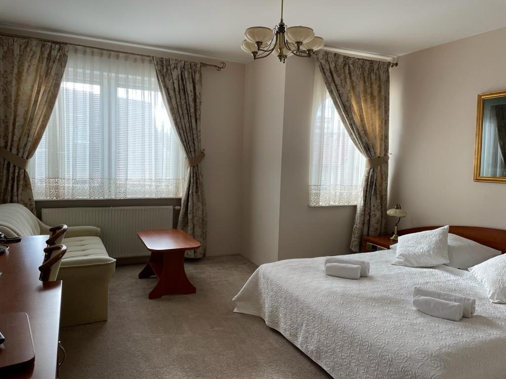 Hotel Alexandra Pobiedziska Eksteriør billede