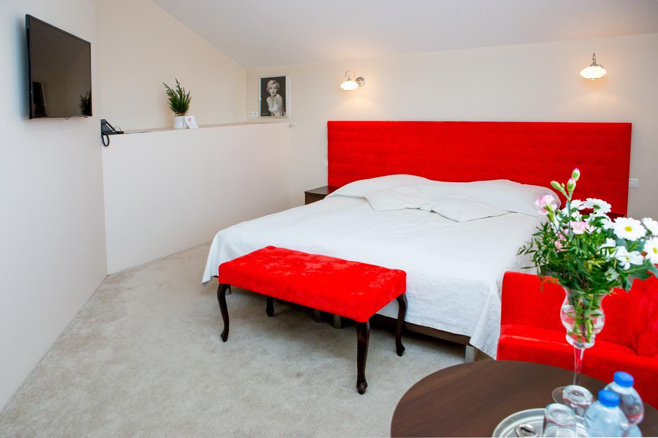Hotel Alexandra Pobiedziska Eksteriør billede