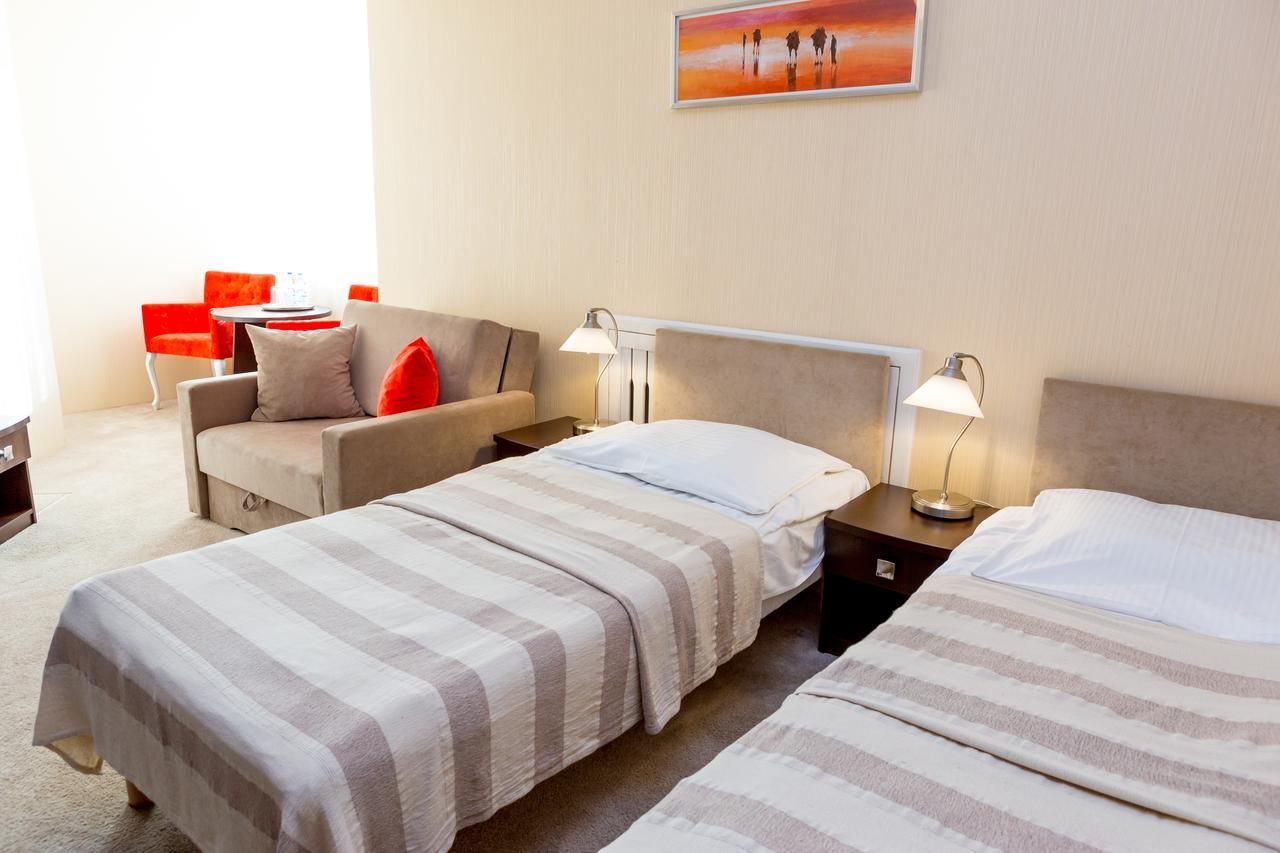 Hotel Alexandra Pobiedziska Eksteriør billede