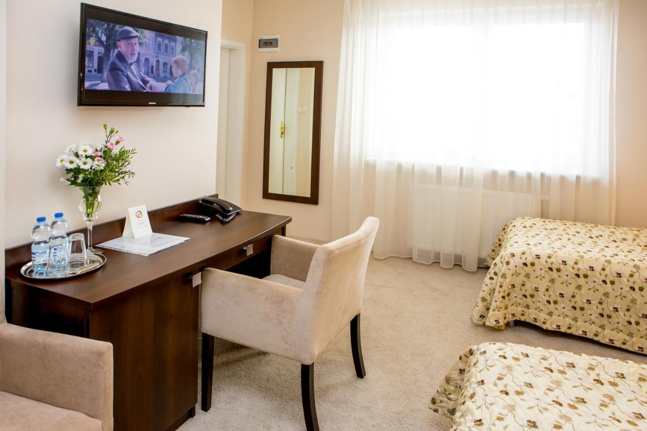 Hotel Alexandra Pobiedziska Eksteriør billede