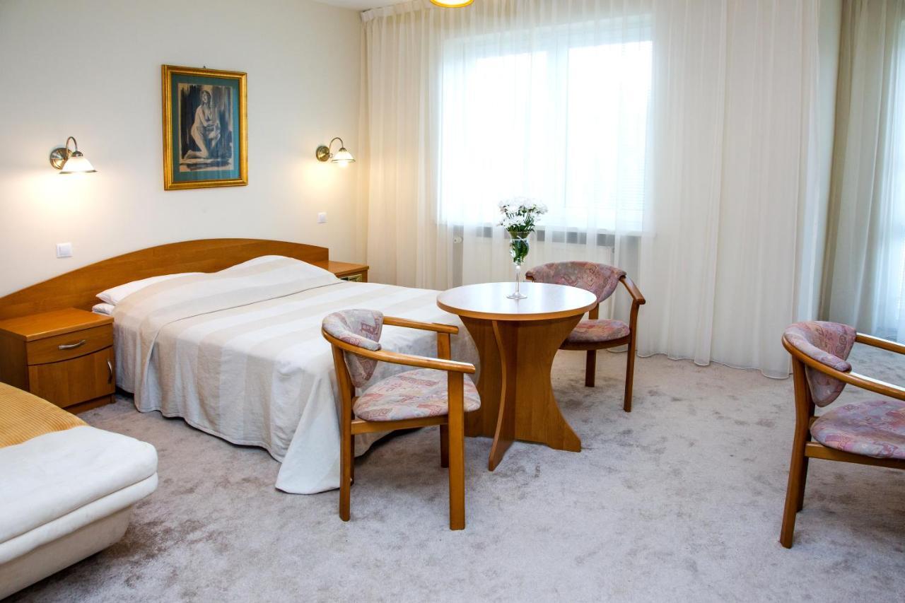Hotel Alexandra Pobiedziska Eksteriør billede